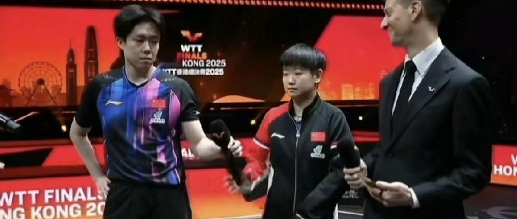 国际乒联首席记者亚当看着莎莎回答问题，就像看自家人一样亲切。香港总决赛莎头战胜