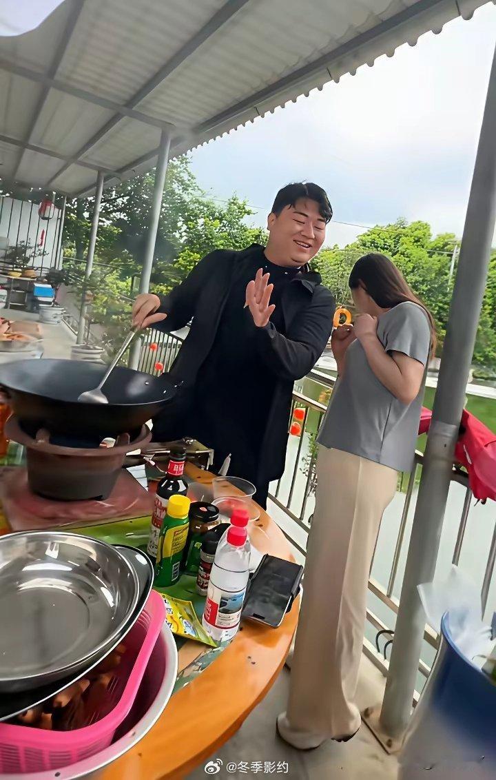 哇塞！这下要假戏真做了！全红婵哥哥虽然不算帅哥，但头脑灵活，做的一手好菜，又会照