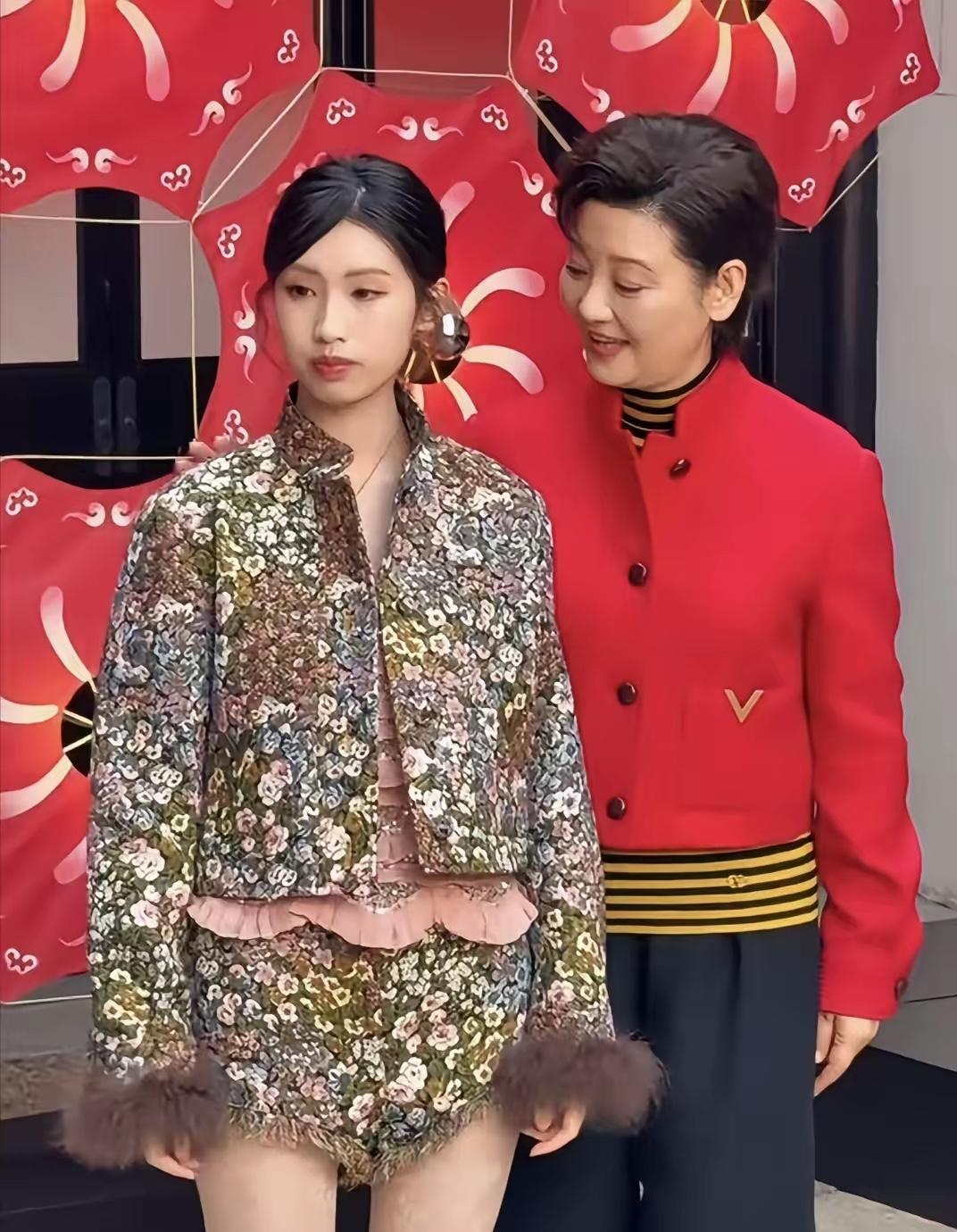 徐朵这事看着还挺让人意外的。她妈连着三次伸手想牵她，都被无视，这让养母徐帆都尴尬