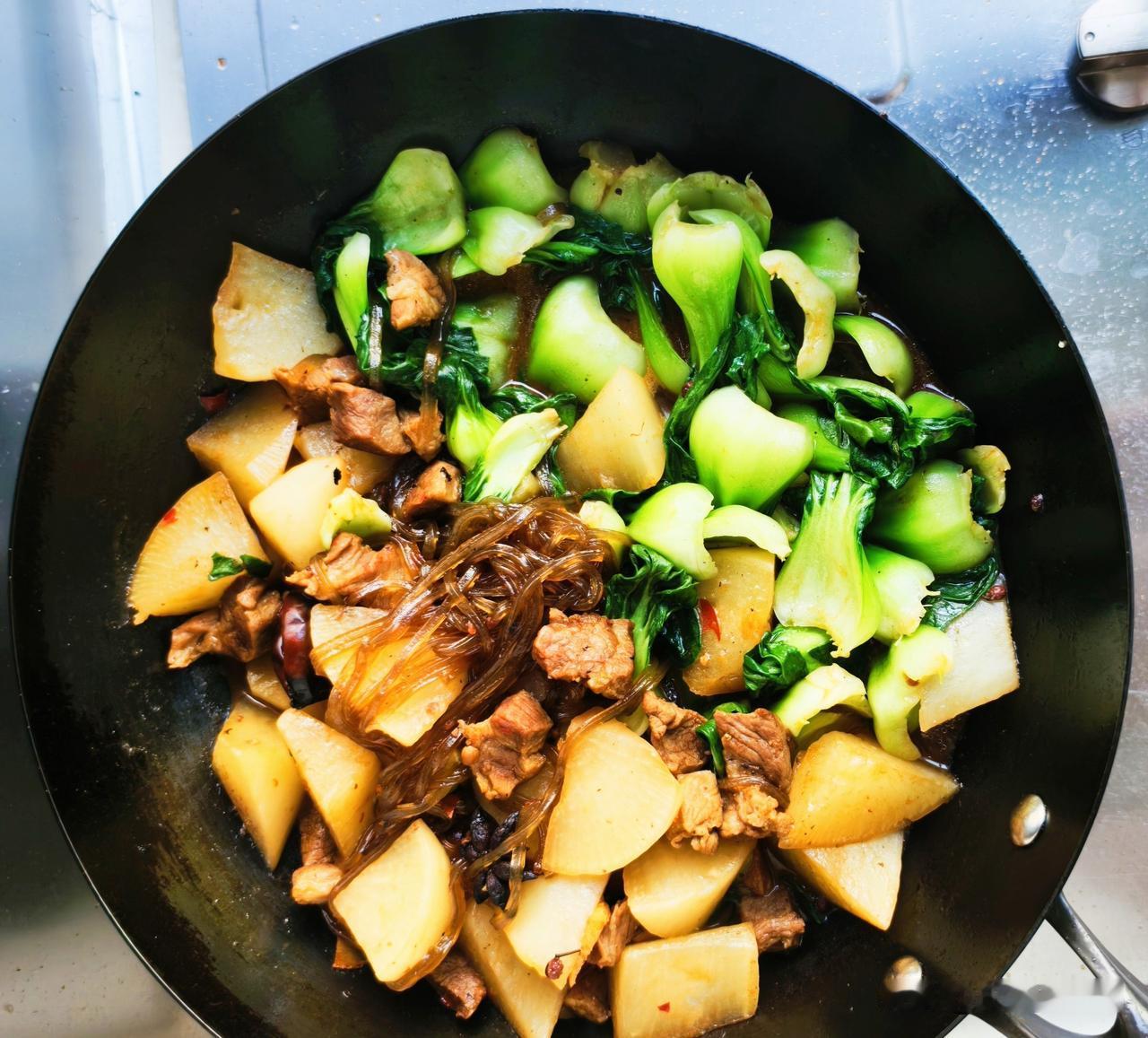 今天今日老俩口的午餐：一锅煮菜，主食是白米饭。今天上午散步回来，本来准备做