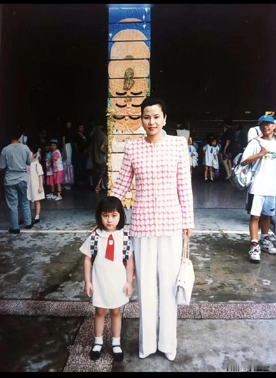 3岁的何超莲和妈妈外出游玩，年轻时的陈婉珍温婉而大气，童年何超莲好可爱。