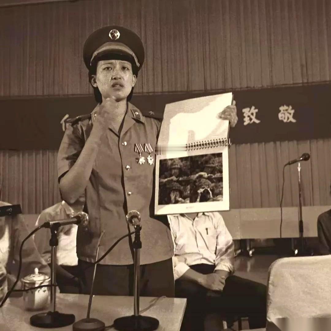 一个歪歪扭扭、墨迹还没干的“女”字，是我这辈子见过最顶级的尊重。真的。那年去