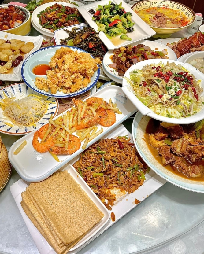今天算是体会到了，穷人和富人在一块真遭罪！表弟结婚摆酒席，散席时好多菜都没怎么动