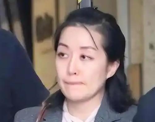 2019年11月，加州圣马特奥县法院外，一个北京出生的华裔富家女李凡尼走出法庭，