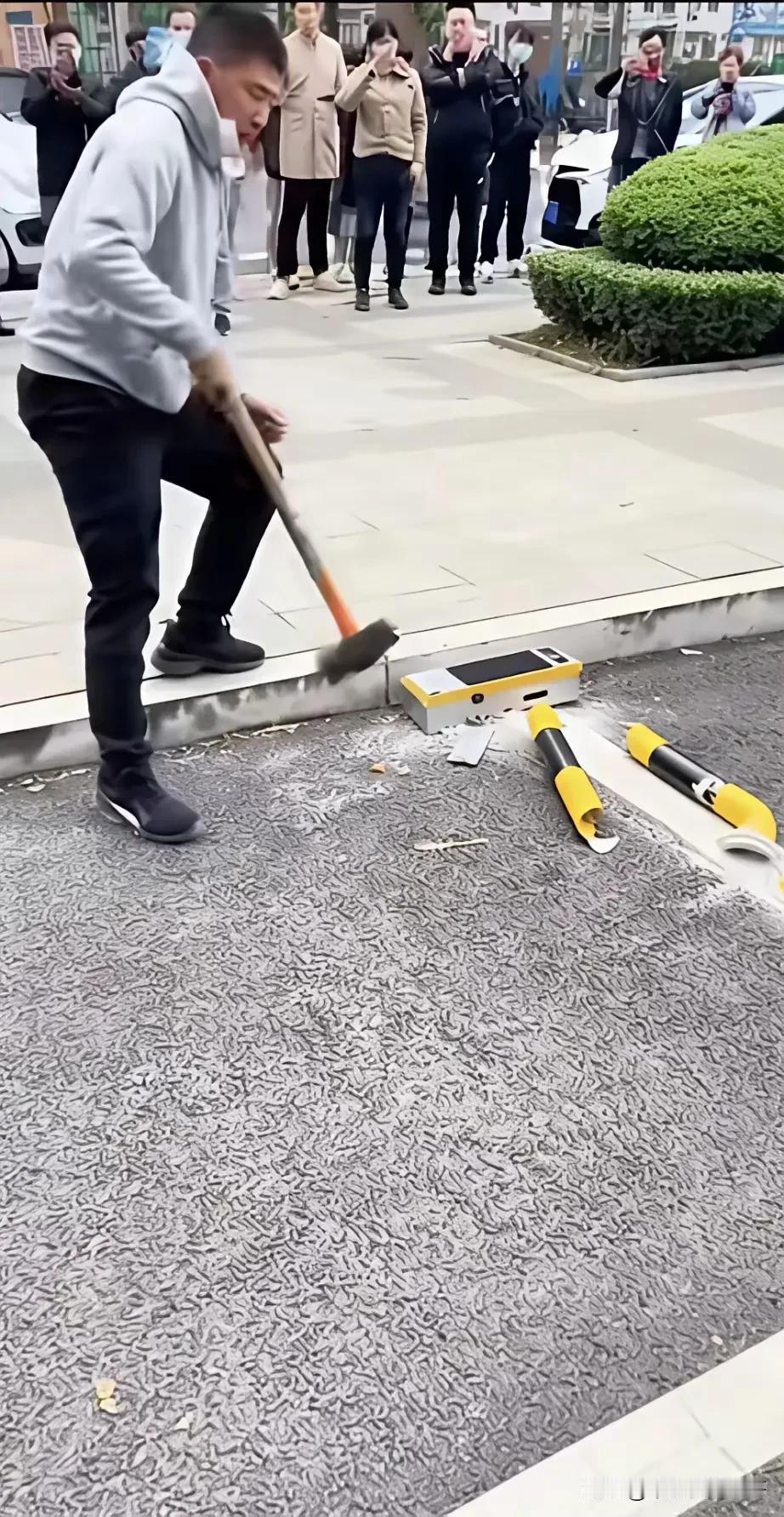 智慧停车终于🈶人看不下去了，砸的好👍🏻。路边画个白框就收费，刮了蹭了啥