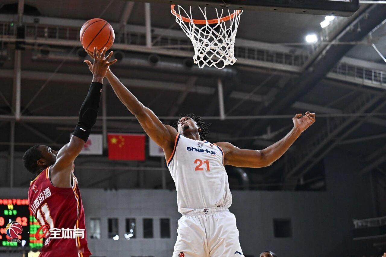 卢伟指导赛前采访表示，洛夫顿和白边恢复情况不及预期，需要继续缺席比赛。他说道：“