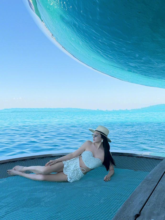 张雨绮泳装身材好辣张雨绮泳装身材好辣，这下真的感觉追姐姐的人排到法国了，直接就