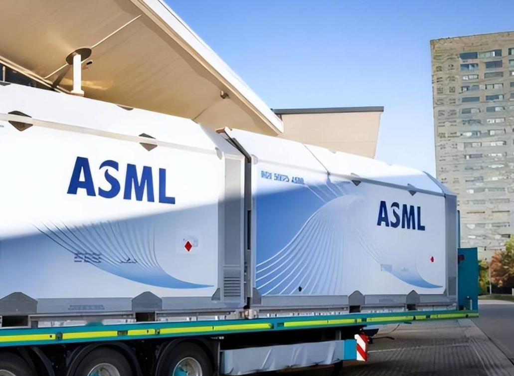 荷兰光刻机巨头ASML曾表示，现在在美国的技术封锁下，中企想获取EUV光刻机几乎