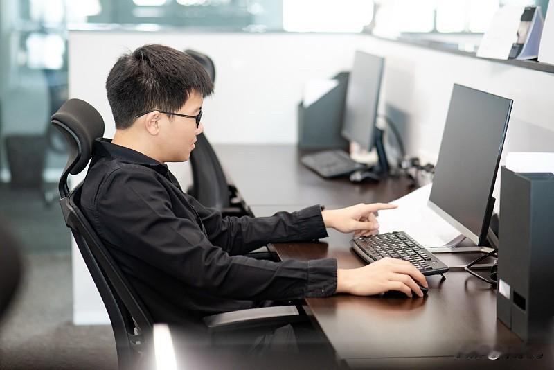 现在大学学什么专业真的太重要了。身边两个娃就是非常明显对比。一个是大专，学的