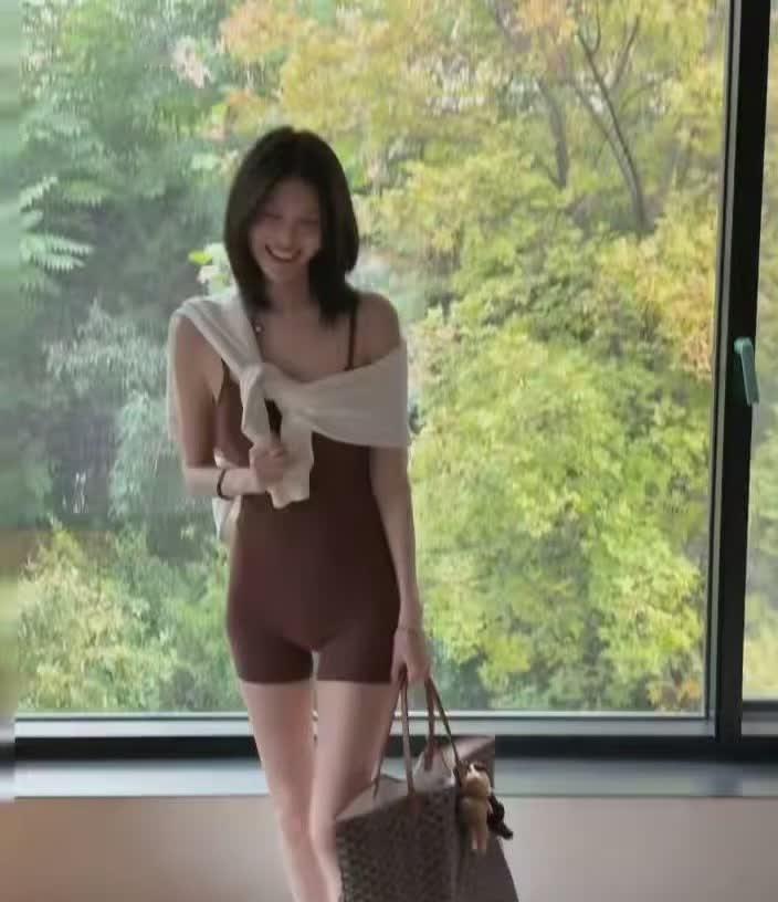 何穗产后最新的照片真是让人惊艳，她的身材恢复得简直太快了，完全不愧是超模啊！ ​
