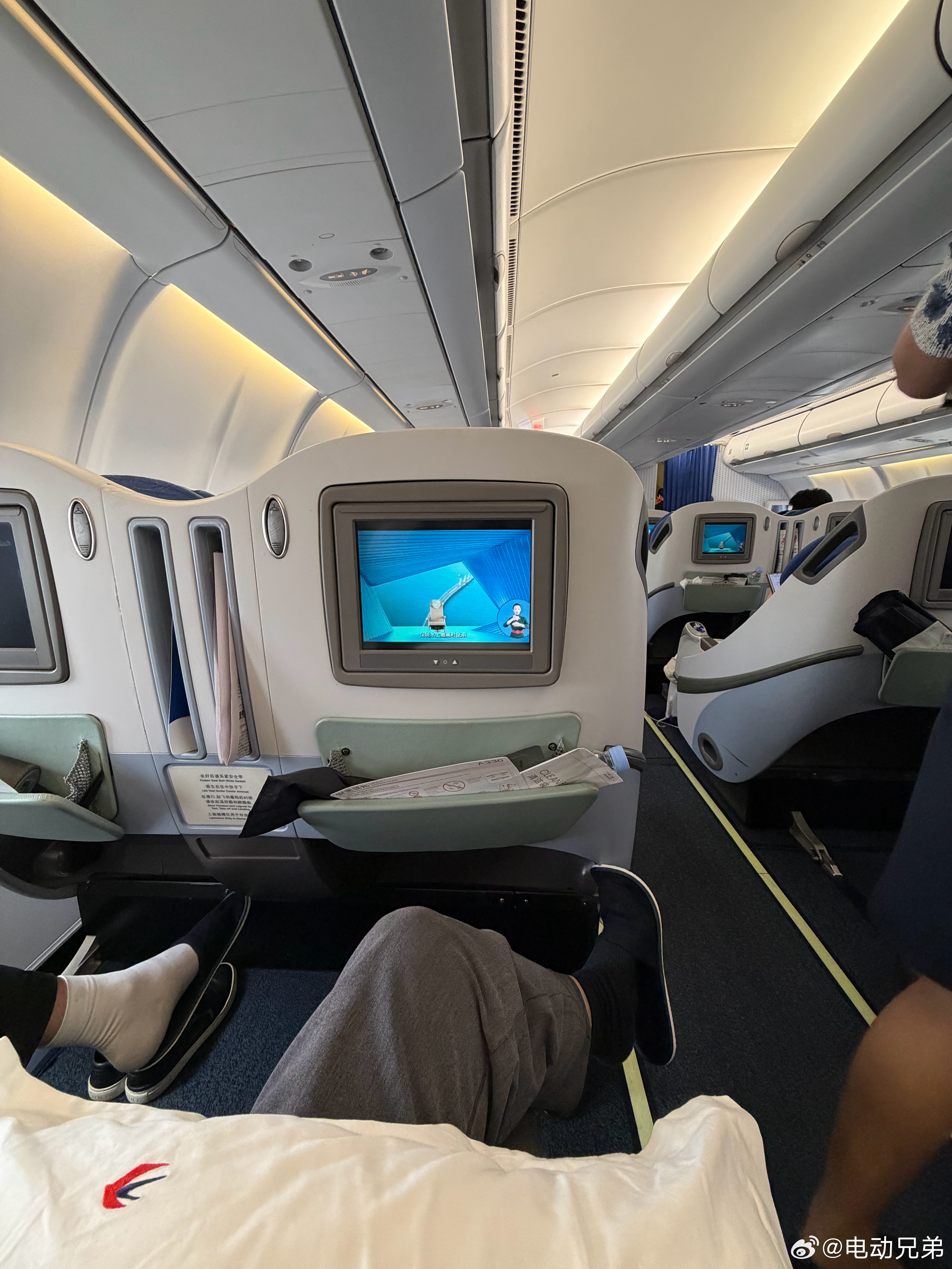 活动完成，靠背屏飞回家，今天的飞机又有靠背屏又能躺平。电动兄弟
