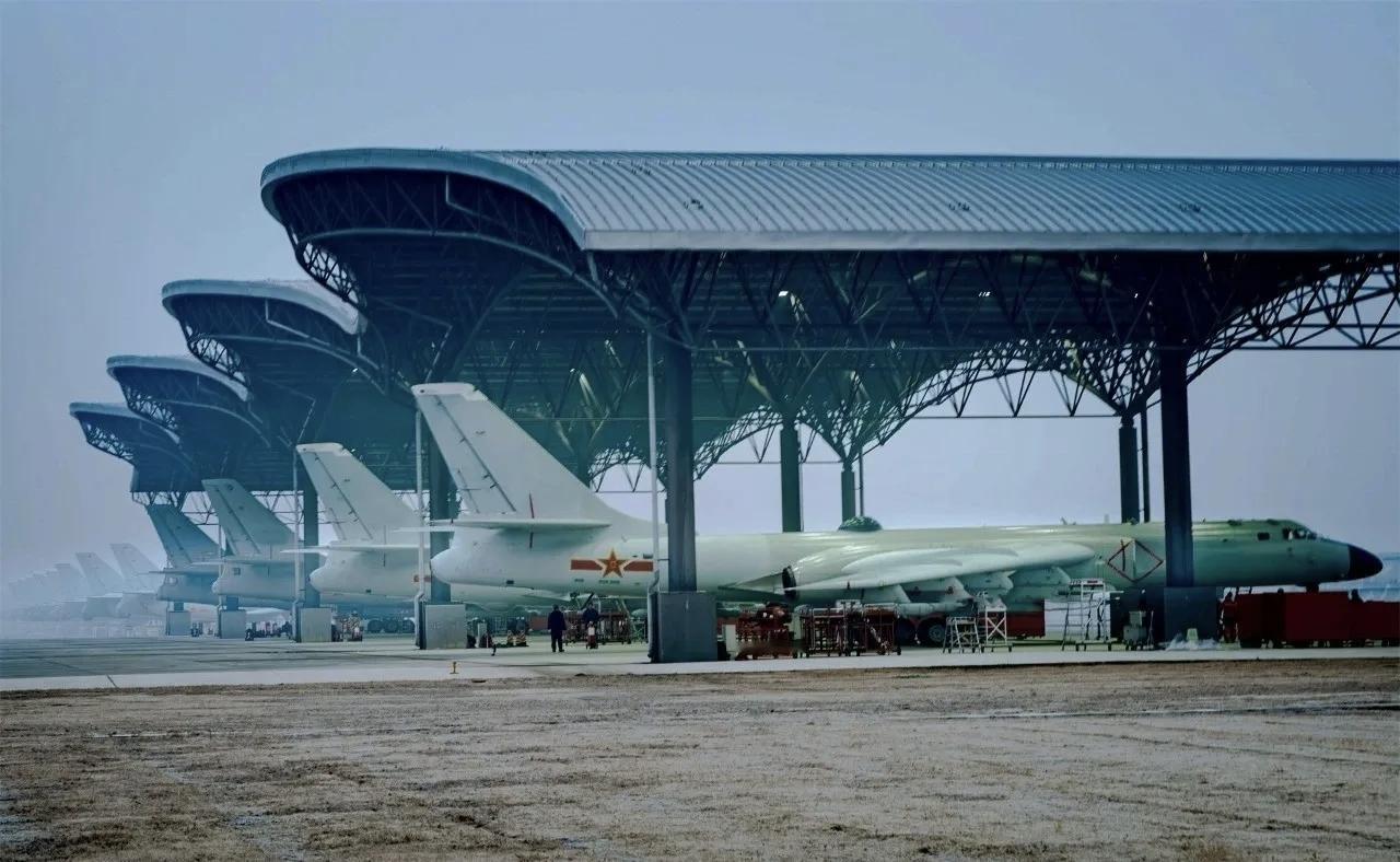 这几张图对于轰-6K来说，可谓是天花板了，此前从未见过如此充满战力和张力的轰-6