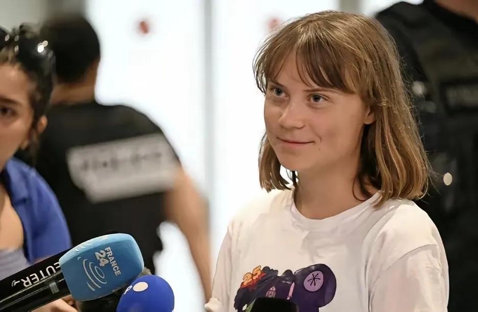 环保少女签了认罪悔过书后，被放回了法国巴黎。此前，她和其他一行人乘船向着加沙奔赴