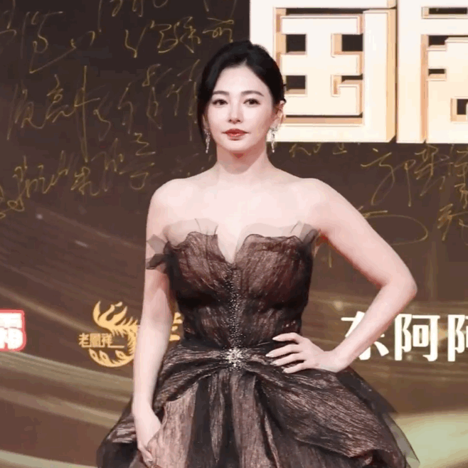 张雨绮被秋霜吻过的枯叶玫瑰张雨绮把焦糖与暮色穿在身上国剧盛典红毯高光时刻！张雨