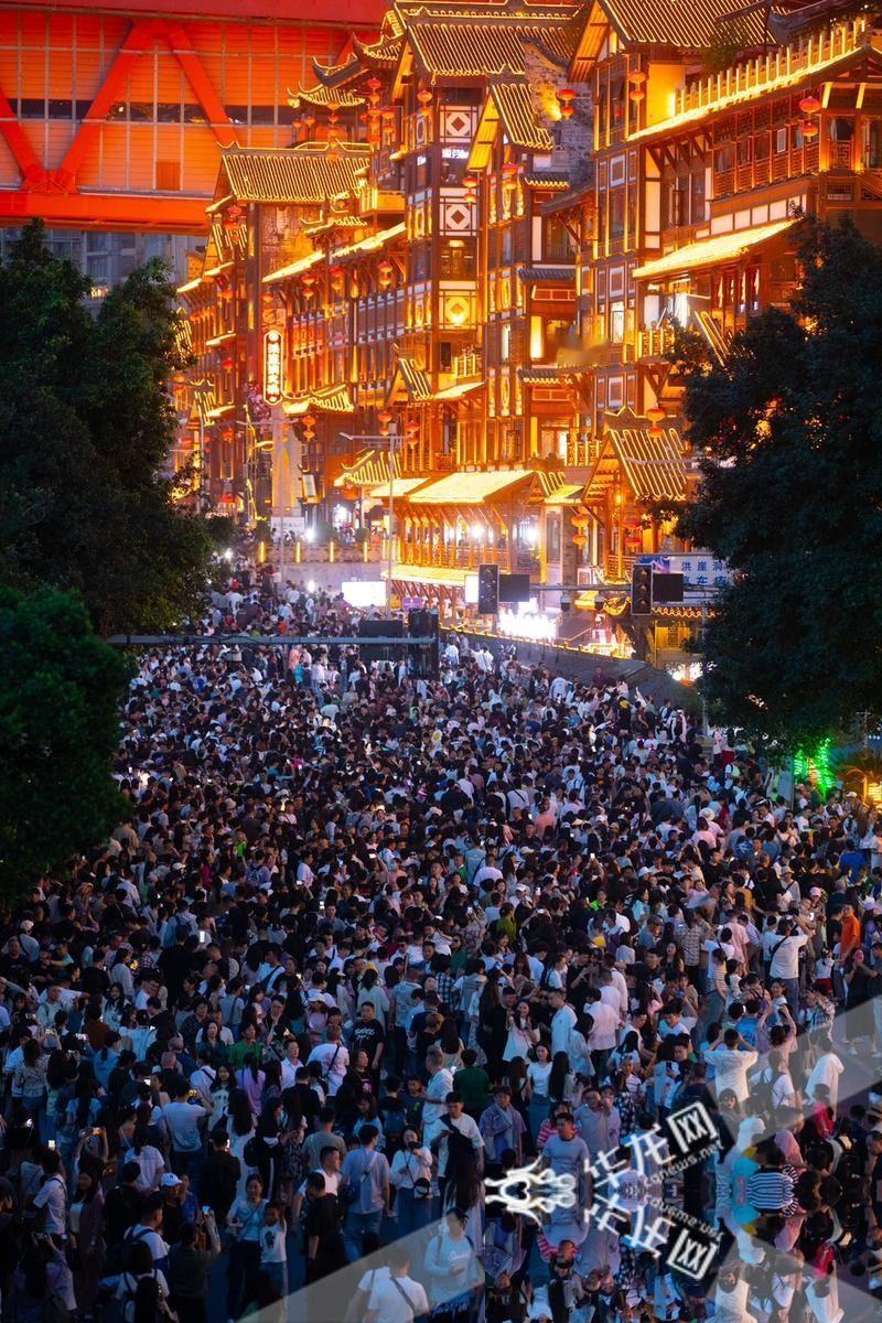 你敢信吗？在一个一年能吸引几千万人去打卡的顶级网红地标旁边，竟然有人敢把电缆线头