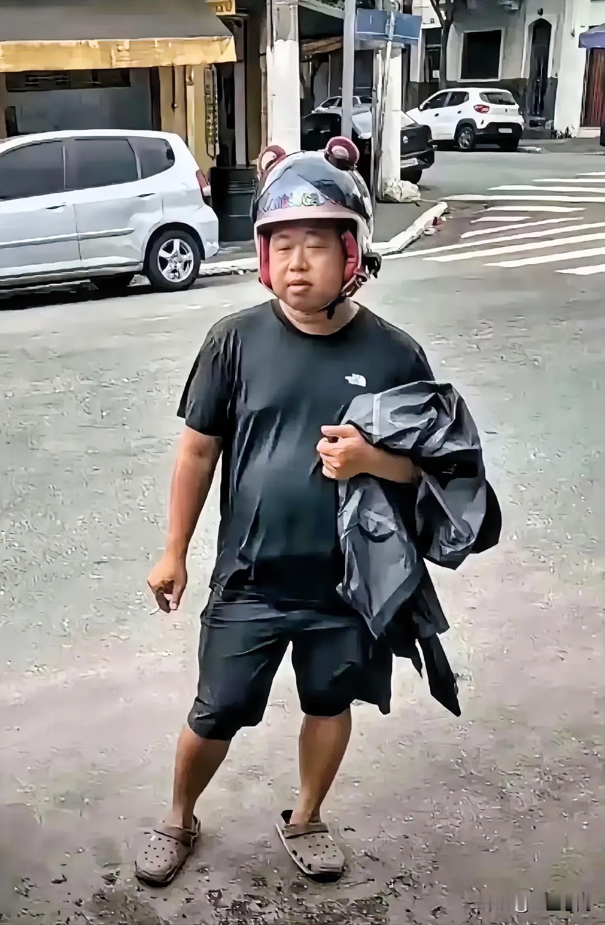 估计绝大多数人都不知道这个人是谁，看这副模样，还以为他是个农民工呢！可如果说