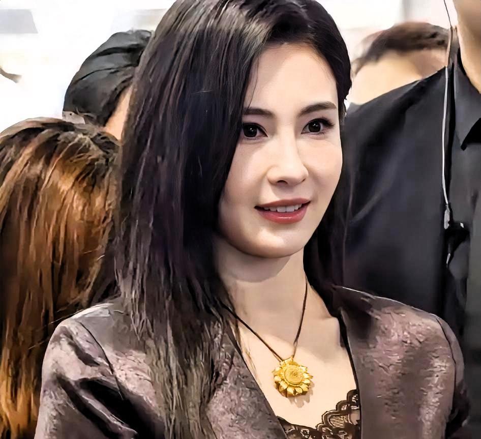 谢霆锋把价值1亿的浅水湾海景豪宅，拍在了大儿子手里当成年礼。中环4亿的商铺，
