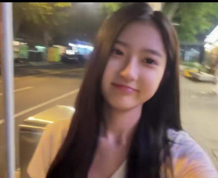 文案妥妥的美女一枚，大家看看漂亮吗？夜晚街边暖光灯下，长发温柔披肩，浅浅