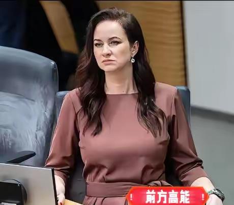 立陶宛女总理鲁吉涅内情绪失控，公开发声喊话中方：再不回应，我就不忍了。“再不