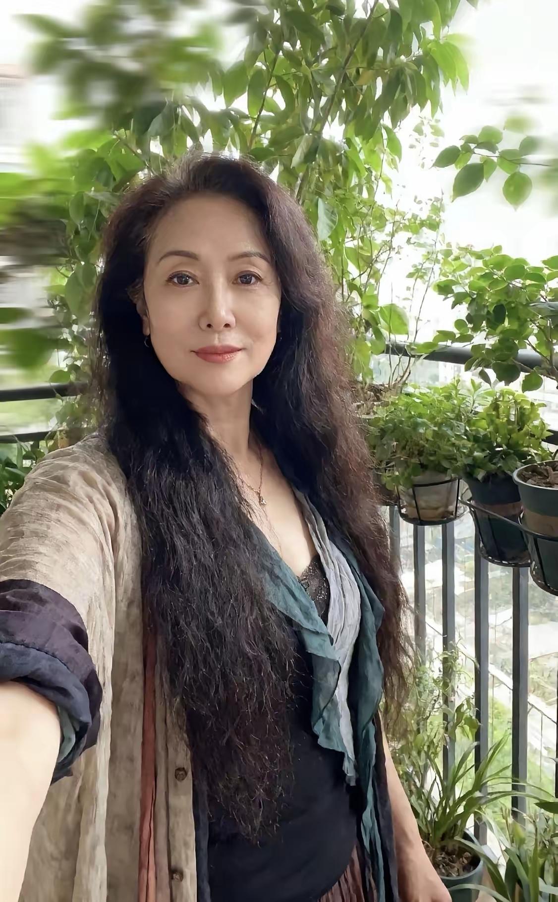 70岁的张阿姨有气质又时髦，年轻人都自愧不如。时尚老阿姨穿搭70多岁阿姨