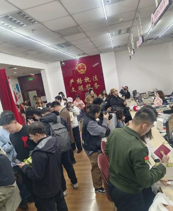 民政局炸锅！结婚大厅空了，离婚排队疯了，谁在"杀死"婚姻？当下各地民政局出现极