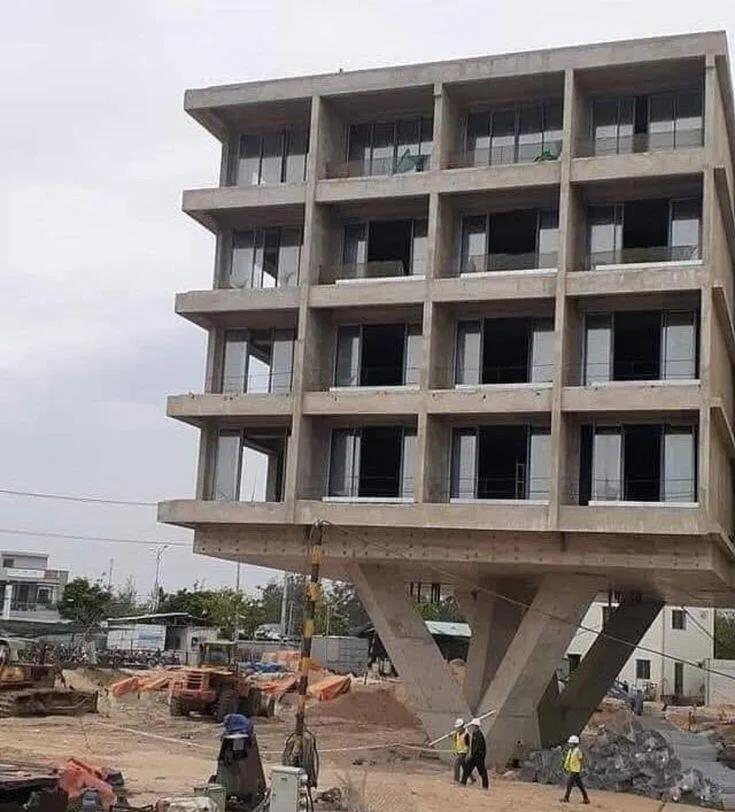 自建房这个房子我用点力能推到么？看了半天不知道怎么上楼的，结构设计真是太牛了估
