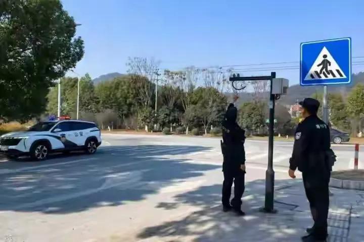 “人才啊”浙江诸暨，男子家里缺个监控器，他想在网上买，又担心买到质量不好，于是偷