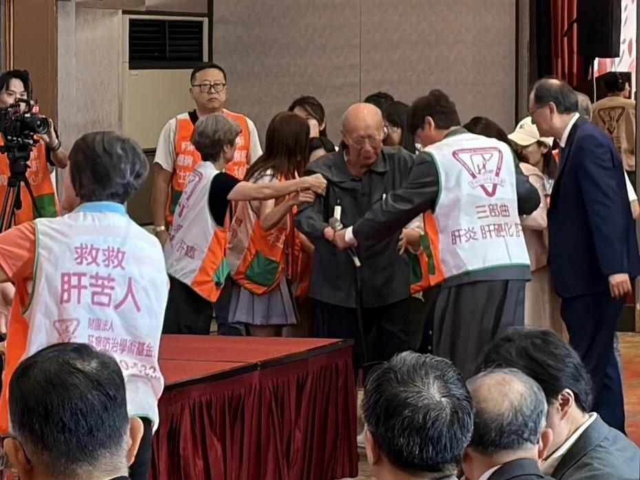 88岁的吴伯雄上台致词前不慎跌倒现年88岁的国民党前主席吴伯雄今天出席肝病防治