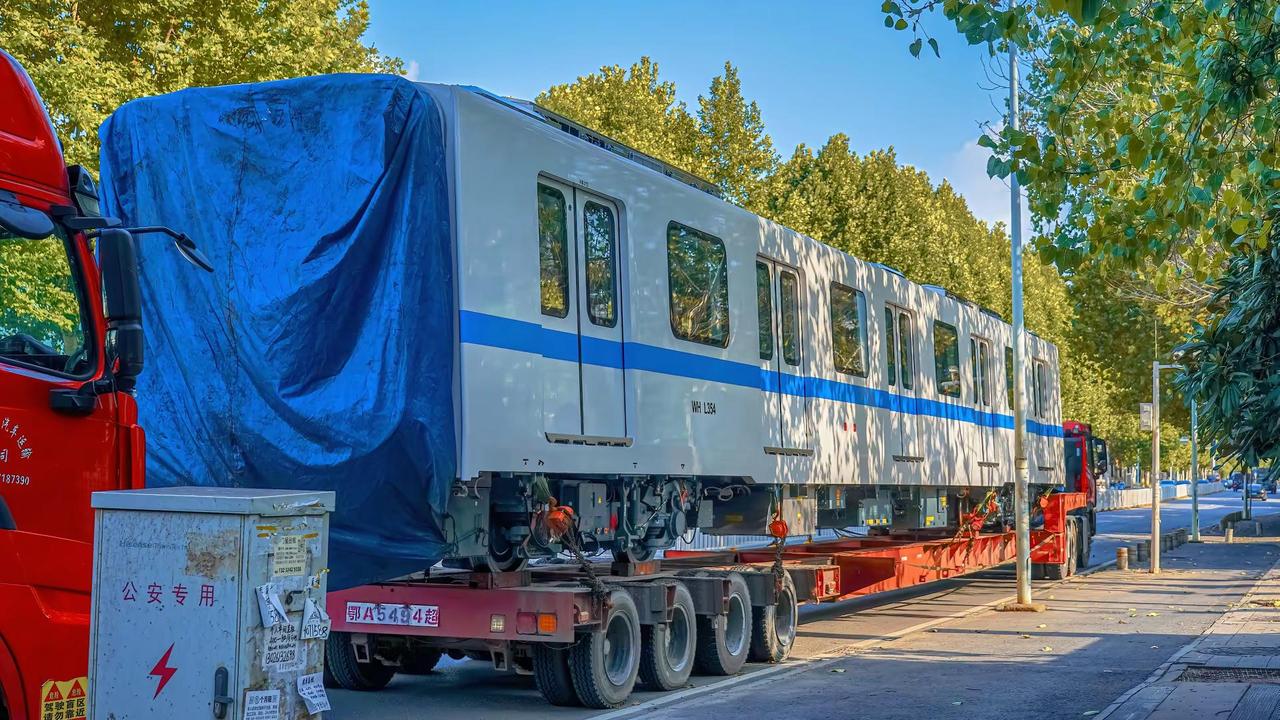 武汉地铁12号线新车回送。12号线列车由武汉中车长客本土制造，涂装为专属“扬子蓝