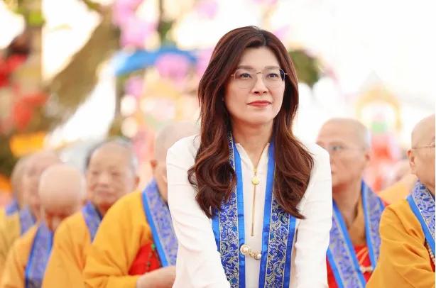 就在刚刚，中国国民党主席郑丽文的一份专访表态，彻底引爆岛内政坛讨论。4月2