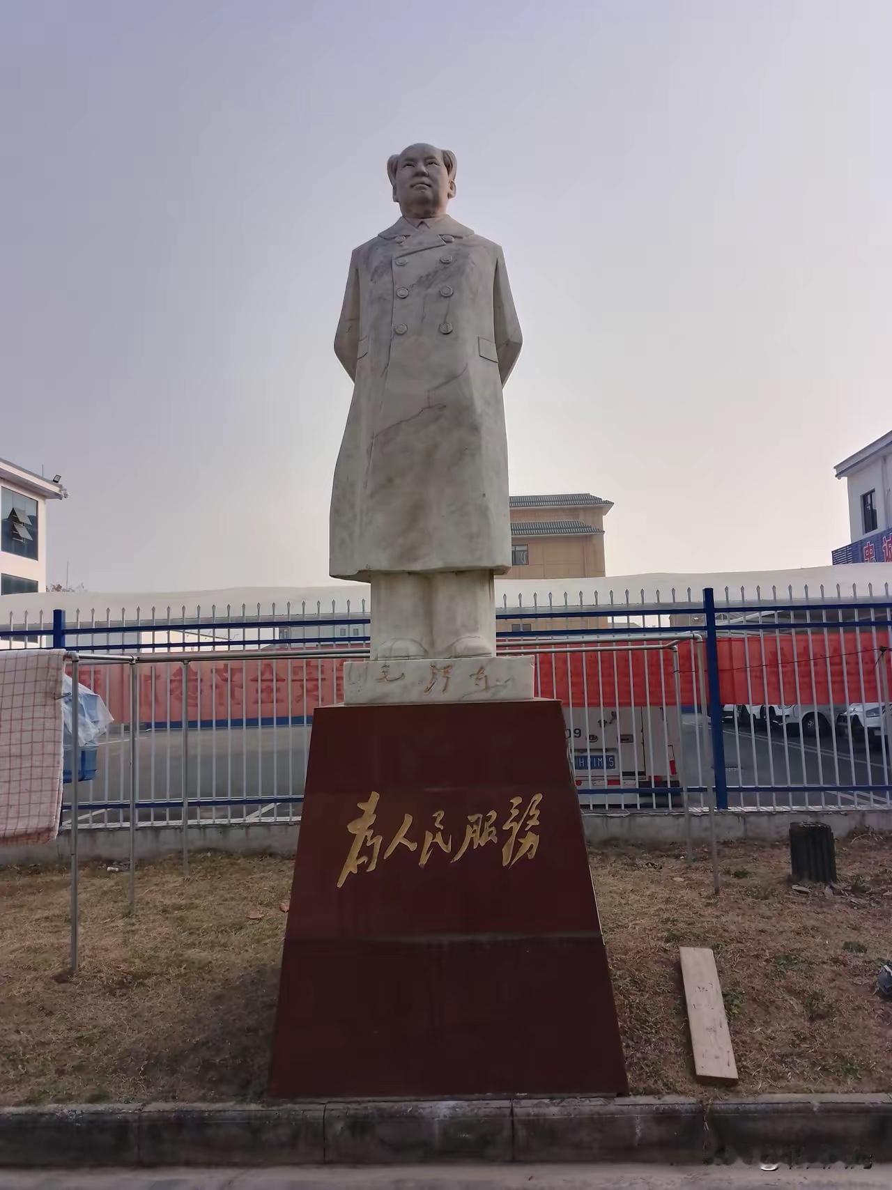 还是有很多人冒着风险去保卫毛主席塑像的。这是我们小区附近一家单位的毛主席塑像，四