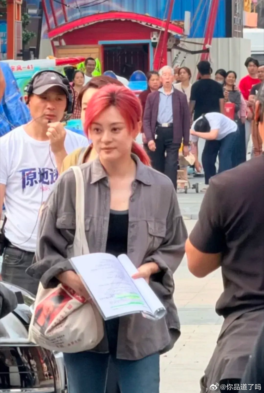 哈哈哈，是我眼花了了吗？孙俪戴着假发穿着衬衫的样子，怎么那么像戴着假发瘦版的邓超