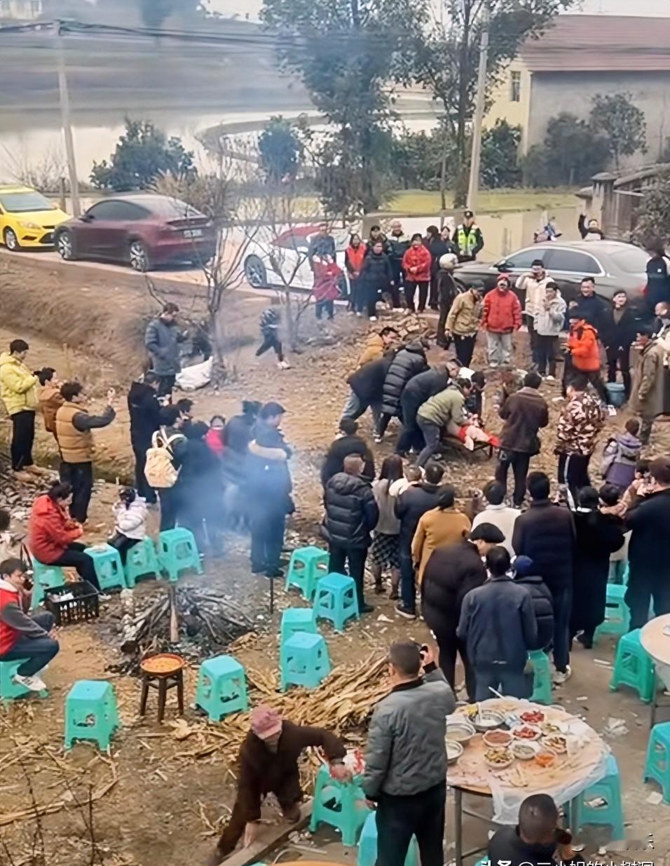 合川的年猪，杀疯了。呆呆姑娘和姐妹们本想收摊，结果游客把路都堵死。那股热情，