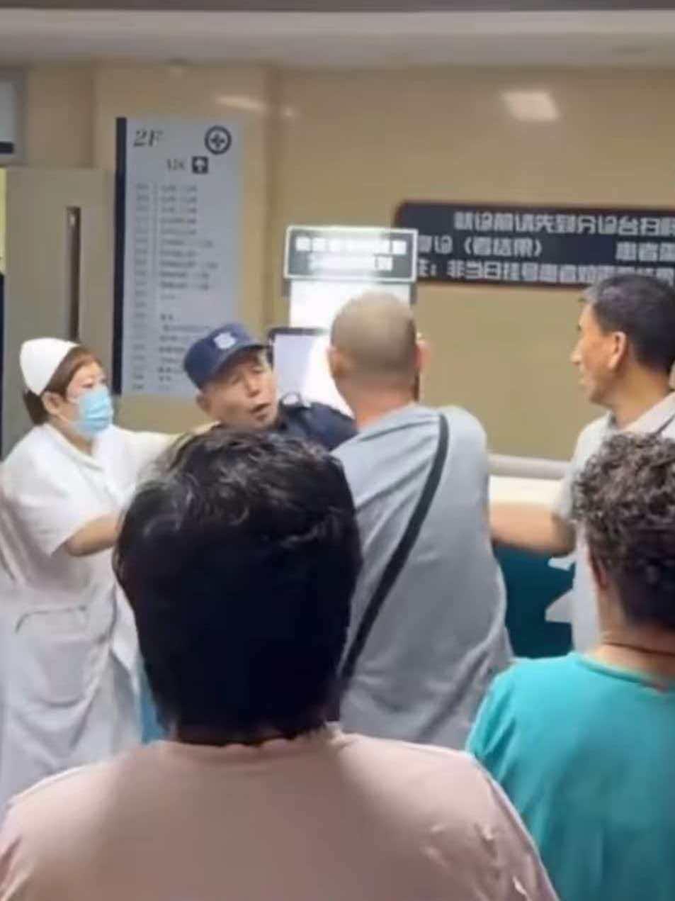 辽宁某三甲医院，6月24日的签到窗口前，发生了一件让在场所有人都不知道该怎么说的