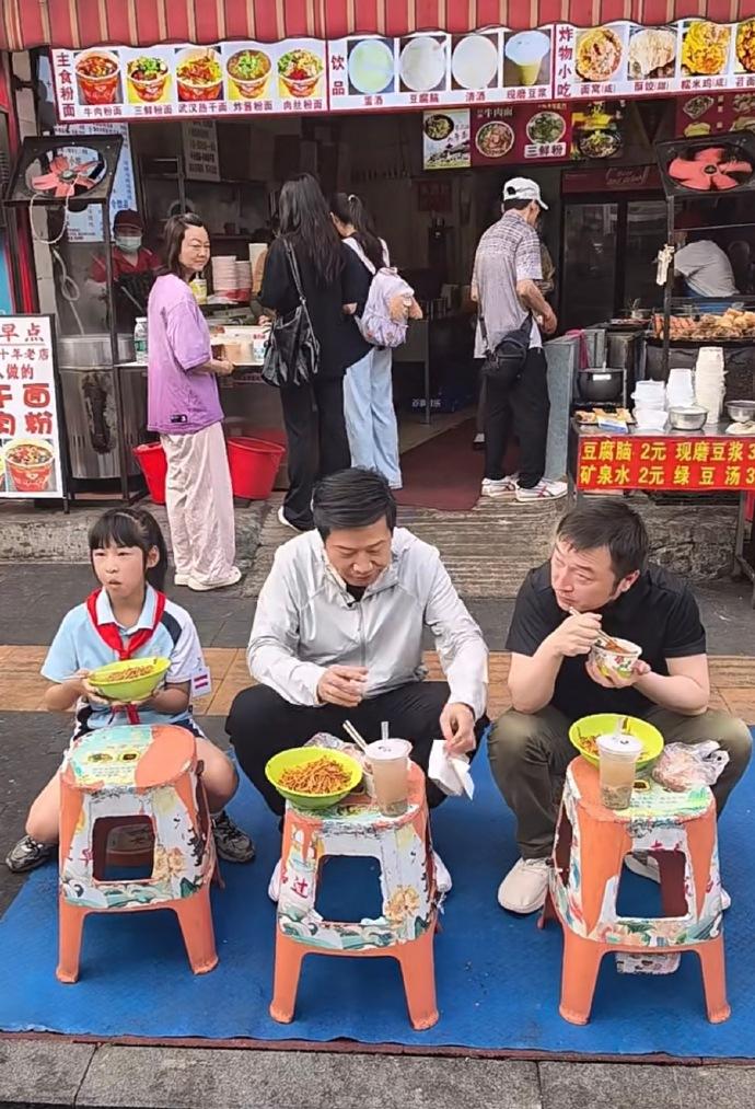 雷军在武汉街头吃热干面，并与小孩哥、小孩姐聊天，真是太接地气了！