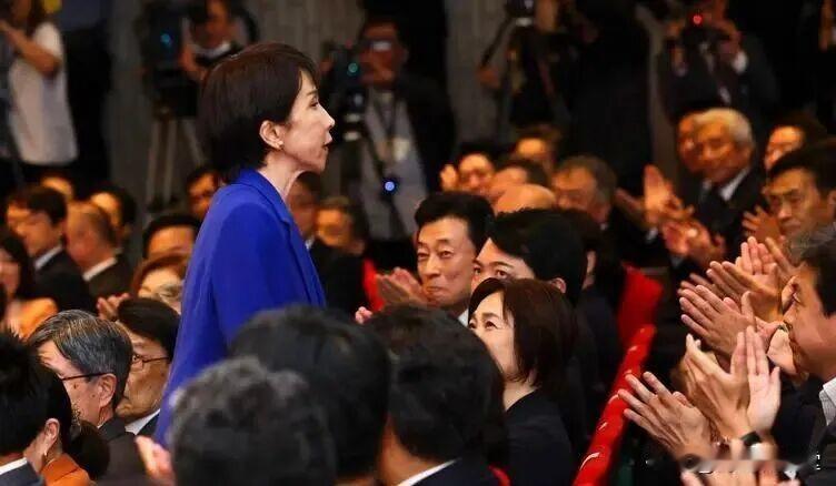 美媒：高市抢了美国风头美国媒体不解，一向惯于“偷偷摸摸”的日本首相，在处理与