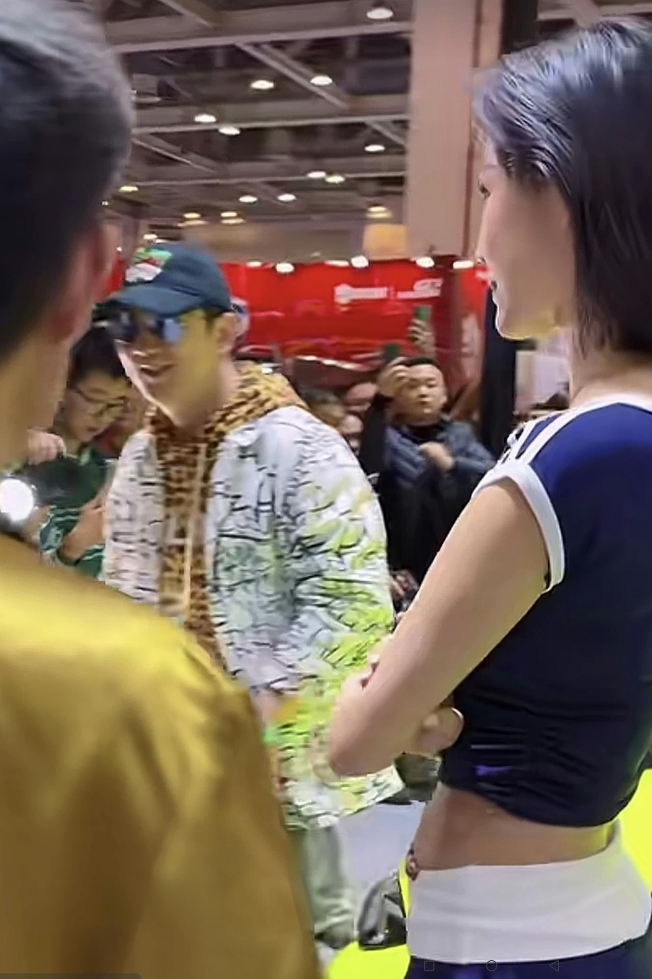 大家看看，有网友拍到王思聪帅哥在某个汽车展销会上与美女车模合影的镜头！对此，有