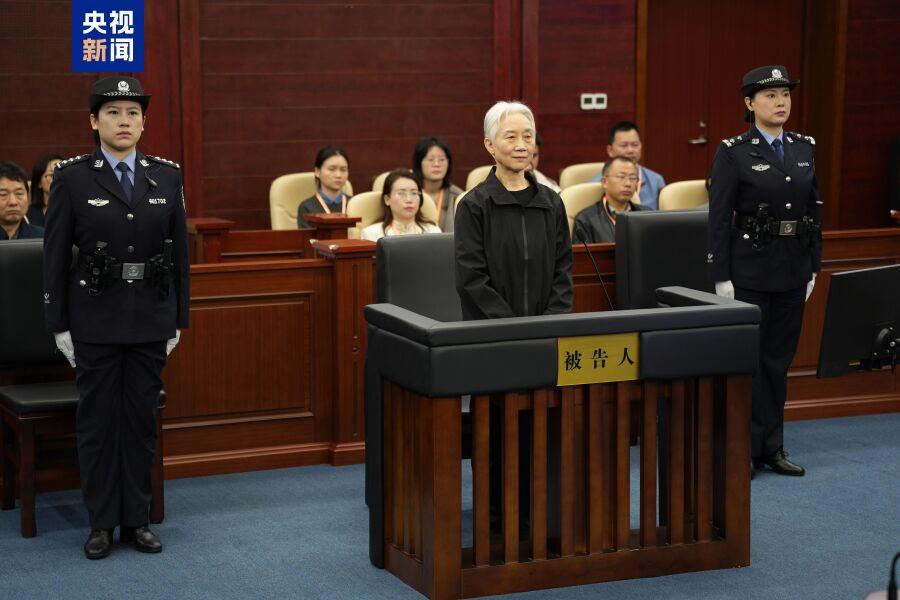 曾任职湖南省政协的李薇薇主席在湖南影响力很大，当年给人感觉显年轻，可最近已是满头