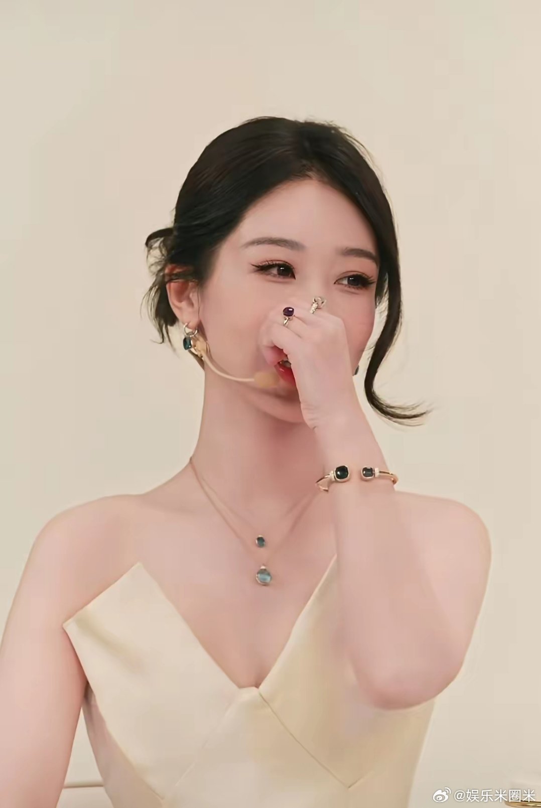 杨紫最近出席活动，妆造明明美得让人眼前一亮，整场下来却一直在用手遮挡脸部，说话都