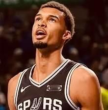 文班亚马上场，篮下直接变成禁飞区。38分16篮板4盖帽，三分还扔进三个。新秀