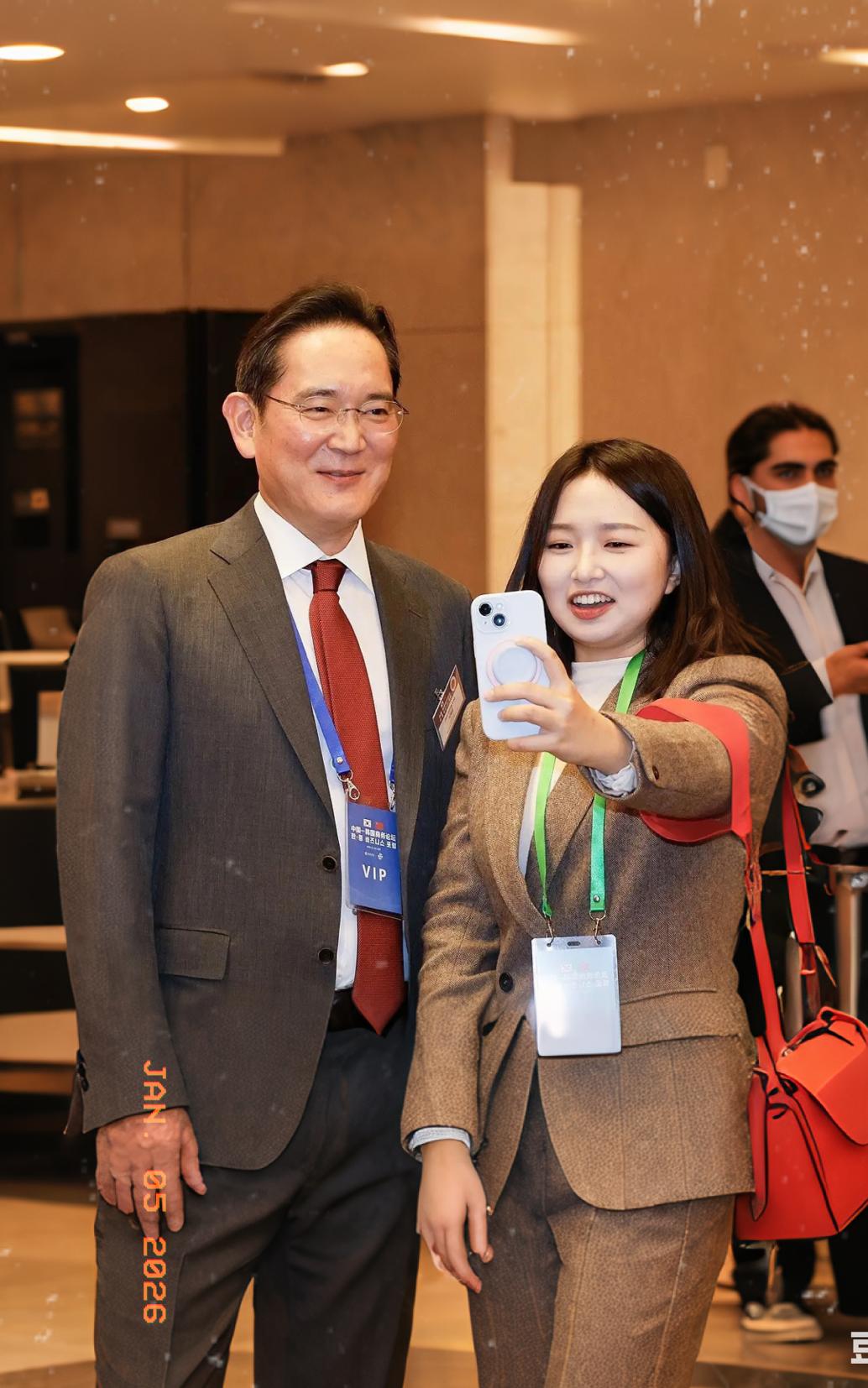 就在刚刚1月5日，在北京李在明带队搞韩中商业论坛，结果大家的眼神全往李在