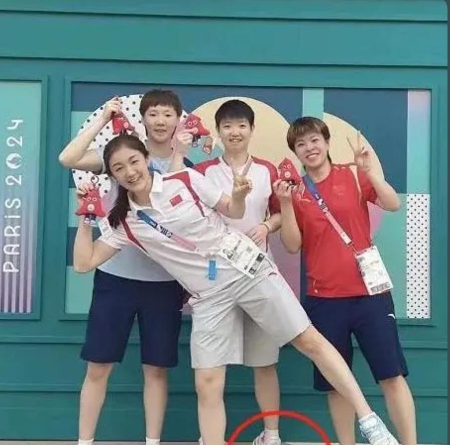 满是回忆的一张相片。国乒曾经的四朵金花同框:陈梦、王曼昱、孙颖莎、王艺迪，四位