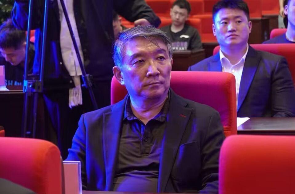 宫鲁鸣弃用张子宇的决策基于三重考量：首先，18岁的张子宇仍处发育期，篮协明确反对