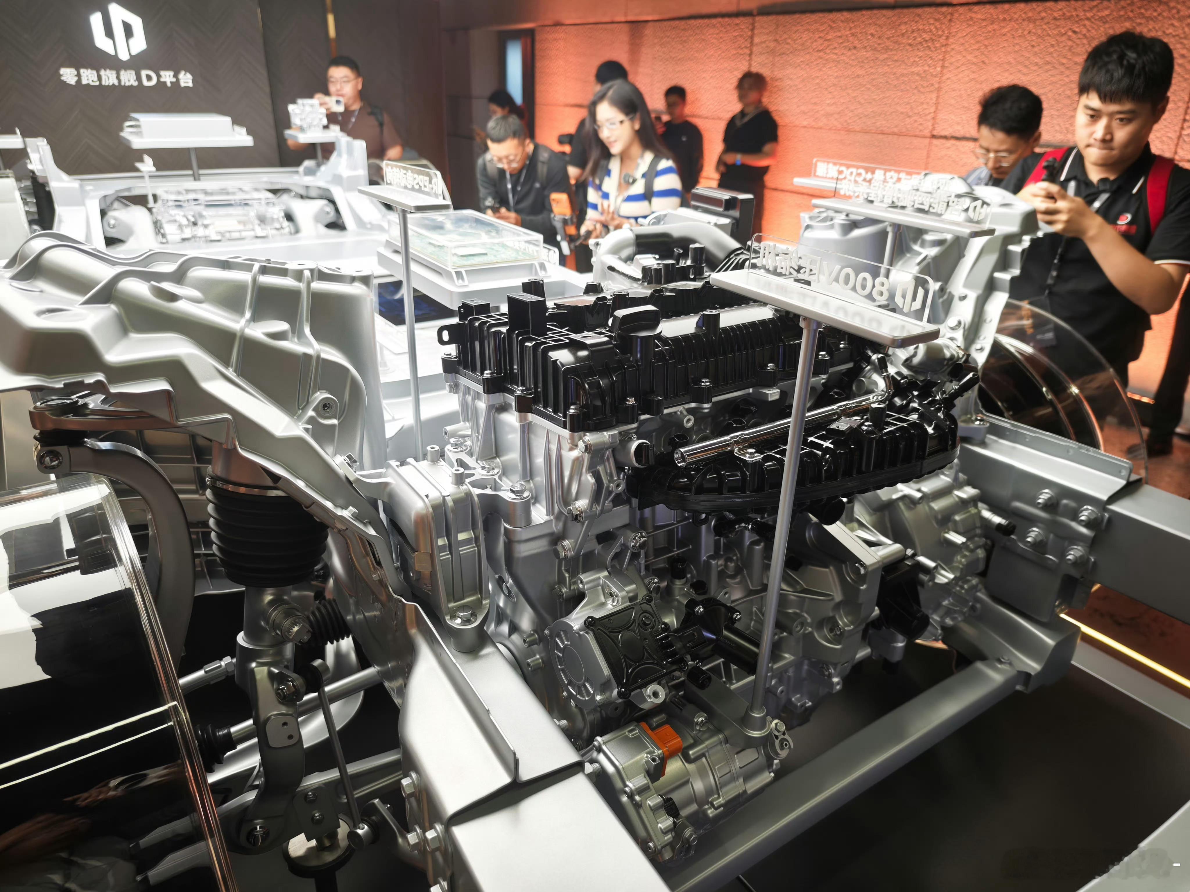 零跑D19的增程四驱，依然能采用长臂虚铰三球节双叉臂前悬架。这得益于全新的复用发