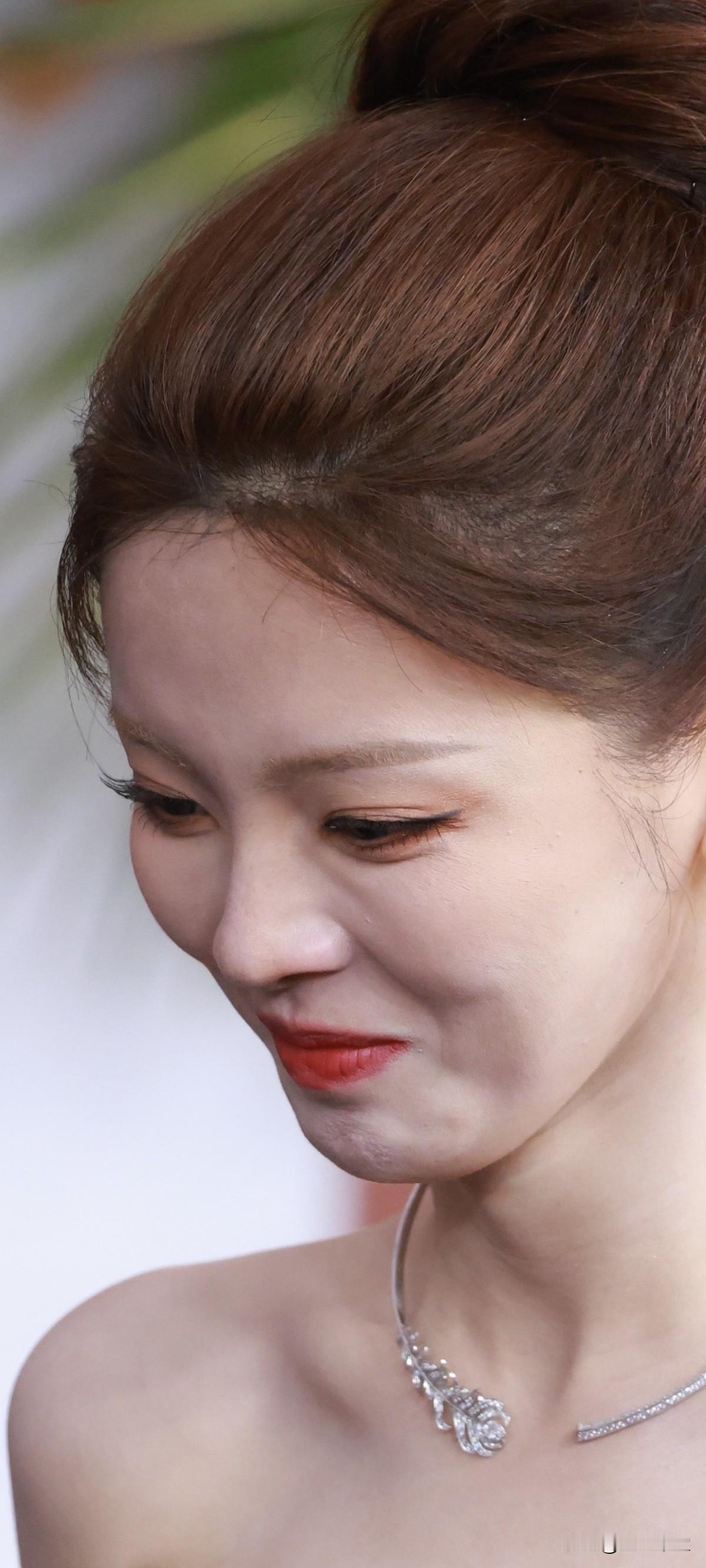 杨超越微博视界大会名场面笑脸冷脸切换自如，可甜妹可拽姐，超越不愧为建模脸，一人