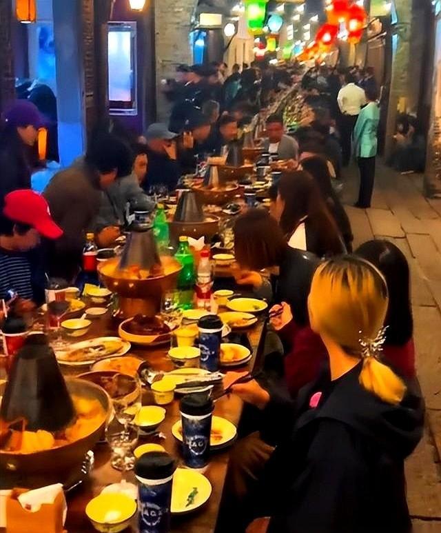 黄磊没请客，他开了一家饭馆，饭钱全变成戏票。900张椅子摆进乌镇老街，明星蹲在