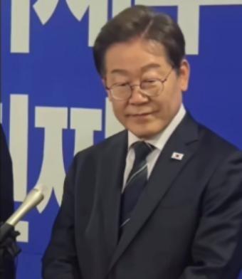 外媒问韩国总统李在明：若中国武统台湾，你会不会出手？李在明笑着回答：那是人家的家