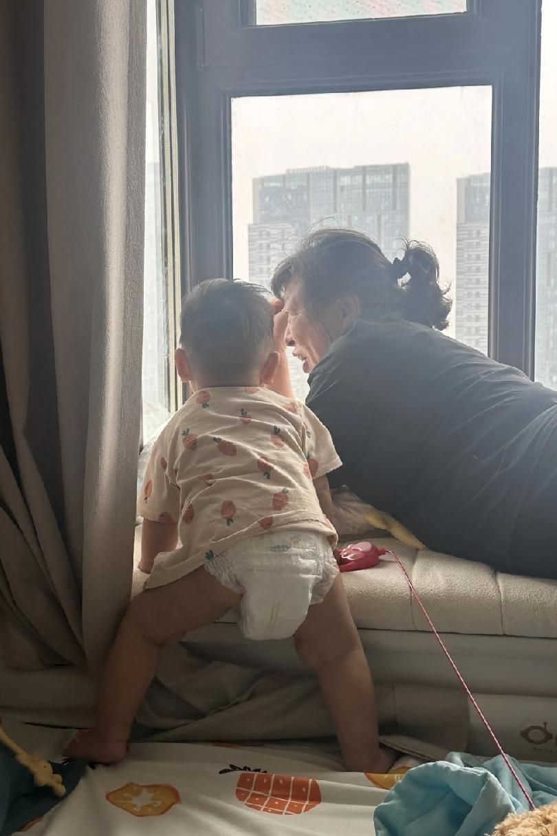 我大姐退休两年了，老伴走得早，一个人住在老家。儿子在省城上班，孙子今年三岁，一直