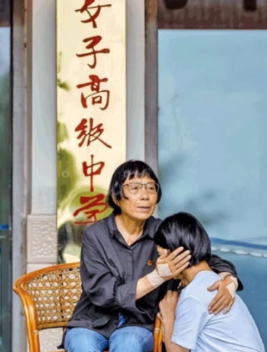 2009年，一位领导到华坪女高视察，发现学生们只能靠青菜果腹，课桌破旧到需要砖头
