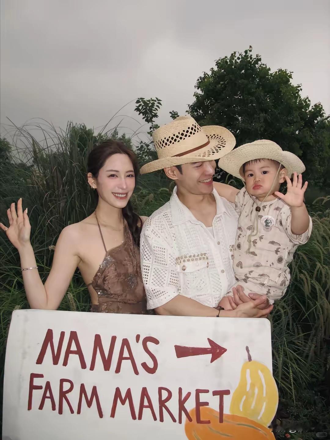 两手空空去别人家里做客一点礼貌都没有欧阳妮妮一家四口去陈妍希家里做客，两手空空
